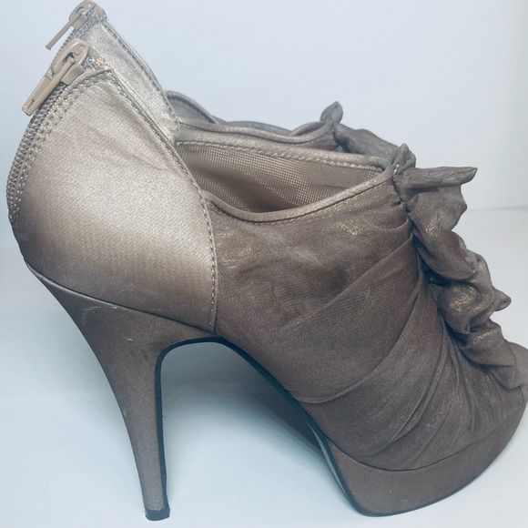 1” Platform Metallic Brown 'Haylie' Chiffon Ruffle Heels Sz 8.5 Chinese Laundry - Picture 6 of 14